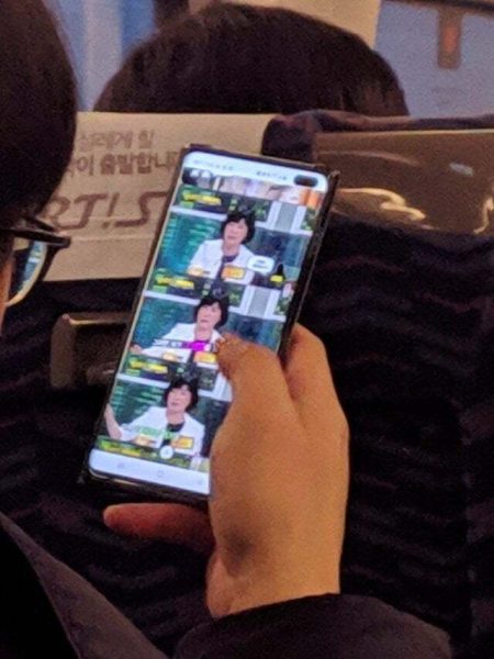 [In Photo] Samsung Galaxy S10+ leaks, shows a punch-hole dual selfie camera!