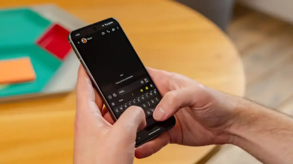 Typing on a Google Pixel 8 to test whether the keyboard reappears